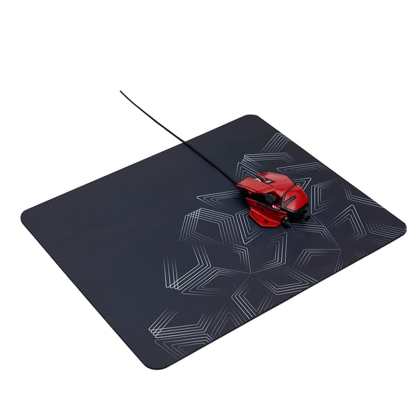 Gaming gorri sagu bat, kordoi beltz bat duena alfombrilla ilun batean, patroi geometrikoekin, kontrol zehatz baterako prest.
