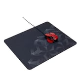 Gaming gorri sagu bat, kordoi beltz bat duena alfombrilla ilun batean, patroi geometrikoekin, kontrol zehatz baterako prest.