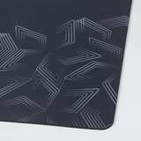 Sagu-alfombrilla, kolore gris iluneko jokoetarako, patroi geometriko zuri nahasiekin. Azalera leuna, jarraipen zehatza.