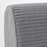 Jostura bertikal zorrotzez ehundutako sofa gris afelpatu baten lehen planoa, bere ehun dotore eta erosoa nabarmenduz.