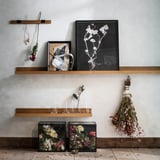 Hormaren gainean dauden apalak, banbu markoarekin, loreak, inpresio artistikoak eta pitxerrak barne hartzen dituzten hainbat dekorazio-artikulu erakusten dituztenak.
