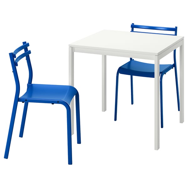 Mahai-multzoa eta MELLTORP aulki urdinak, plastikozkoak eta metalezkoak, diseinu modernoa.