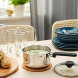 Mahaia lapikoarekin, ogia, platerak eta MIDDAGSMAT edalontziekin, bazkari baterako prest.