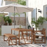 Patio modernoa mahaiarekin, aulkiak, egurrezko banku argia. Akoltxatutako eserlekuak, eguzkitako handia beeige. Landare berde ugari, horma zuriaren hondoa.