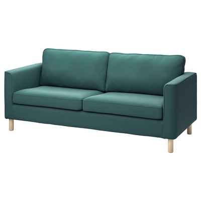 Sofa berde urdinxka, diseinu modernoa, kuxin zabalak, egurrezko hankak, itxura abegitsua.
