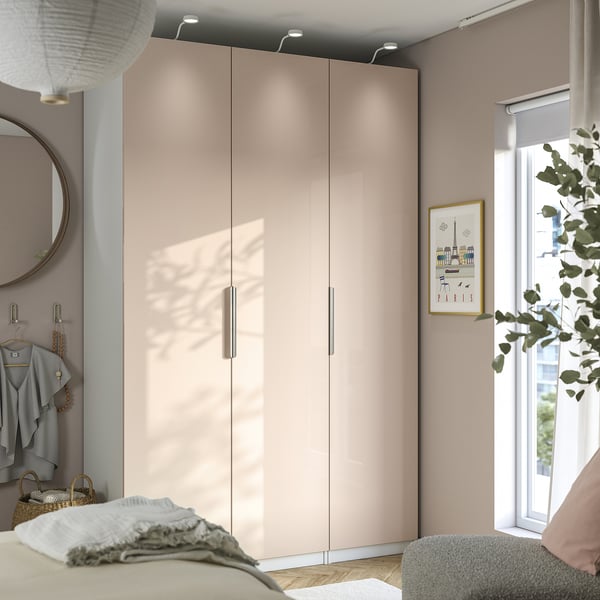 Logela modernoa PAX beige armairuarekin, ispilua eta leihoarekin.