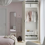 Logela PAX armairuarekin, arroparekin eta osagarriekin.