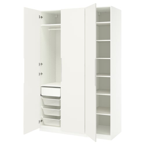 Ikea PAXeko armairu zuri bat, ate irekiak, erakusketa-apalak eta biltegiratzeko saskiak dituena.