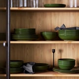 Egurrezko apalak, gres PELARKAKTUSekin: platerak, katiluak, katiluak eta kandelak.