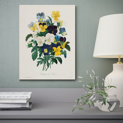 PJÄTTERYD Póster, koloretako loreekin, markoztatuta, kontsola gainean. Urre-oinarria duen lanpara zuria, loreontzi gardena adar berdeekin eta diseinu-liburuekin.