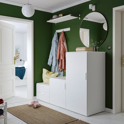 Sarrera modernoa horma berdeekin, biltegiko altzariekin, apalekin, kaxoiekin, esekinatzailearekin eta IKEA PLASTAko ispiluarekin.