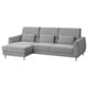 L formako sofa gris moderno modernoa, bizkarralde altua, egurrezko hankak eta bi kuxin.