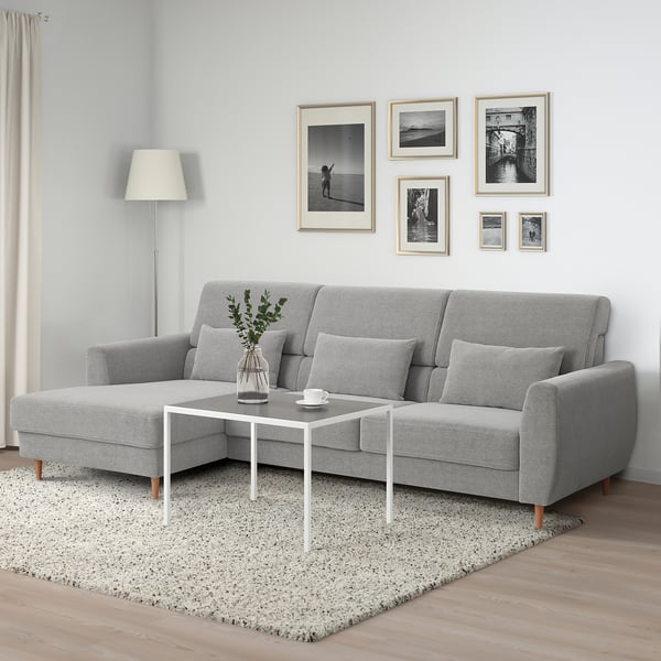 Egongela modernoa, sofa modular SLATORP grisa, tumbona desmuntagarria, erdiko mahaia eta dekorazioa dituena.