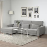 Egongela modernoa, sofa modular SLATORP grisa, tumbona desmuntagarria, erdiko mahaia eta dekorazioa dituena.