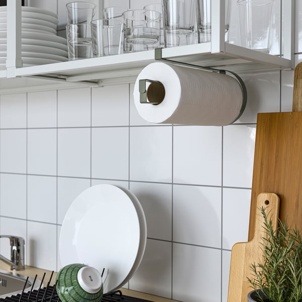 Sukaldea: apalaren azpian paperezko toalleroa, mozteko taula, plater garbiak burrixkan.