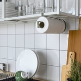Sukaldea: apalaren azpian paperezko toalleroa, mozteko taula, plater garbiak burrixkan.