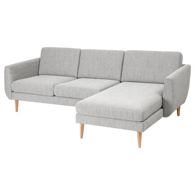 Irudi honek L oihal gris argiko SMEDSTORP formako sofa bat erakusten du, egurrezko hankak dituena, atzerako estilo modernoa eta kuxin erresistenteak dituena.
