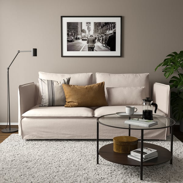 Sofa SÖDERHAMN: arina, garbia, hanka altuekin. Alkomoda grisa, horia. Zentroko eta inguruko solairuko mahaia. Artea horman.