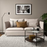 Sofa SÖDERHAMN: arina, garbia, hanka altuekin. Alkomoda grisa, horia. Zentroko eta inguruko solairuko mahaia. Artea horman.