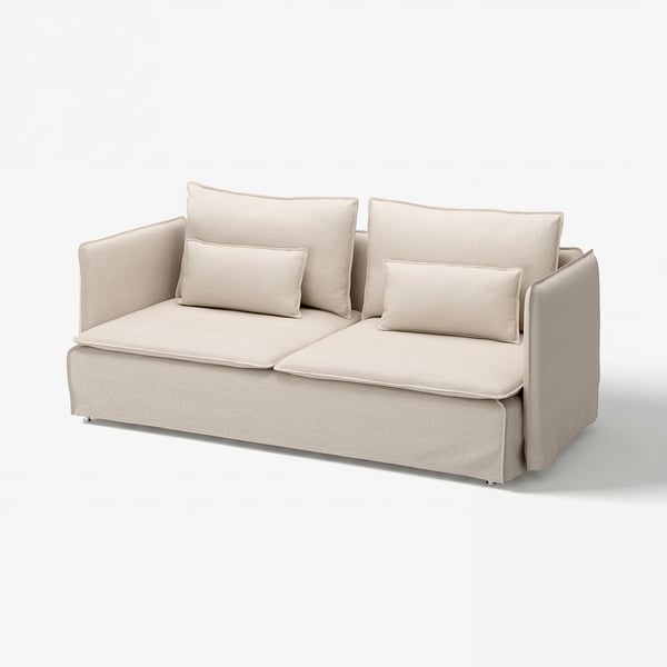 Sofan beige modernoa, SÖDERHAMN, eserleku sakonekin, lerro garbiekin, hankak altuekin eta bi kuxinekin.