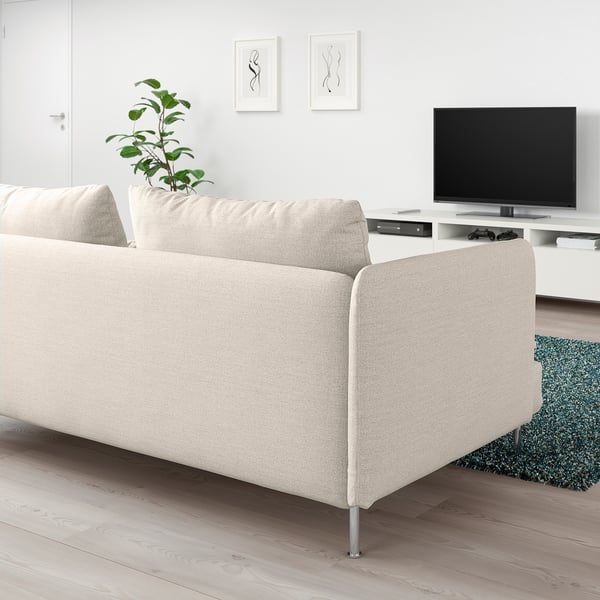 Minimalista egongela, sofa SÖDERHAMN, tv, planta eta artearekin.