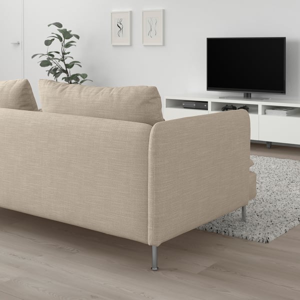 Sofa beige SÖDERHAMN, kasualitatezko eta aireztatutako estiloa, eserleku sakonak, egurrezko zoru argiak, horma zuriak, telebista beltza, dekorazio modernoa, tamaina ertaina.