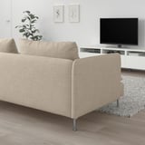 Sofa beige SÖDERHAMN, kasualitatezko eta aireztatutako estiloa, eserleku sakonak, egurrezko zoru argiak, horma zuriak, telebista beltza, dekorazio modernoa, tamaina ertaina.