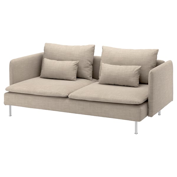 Beige koloreko SÖDERHAMN sofa bat, diseinu modernoa eta profil baxukoa eta metalezko hankak dituena, kuxinez apaindua.