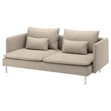 Beige koloreko SÖDERHAMN sofa bat, diseinu modernoa eta profil baxukoa eta metalezko hankak dituena, kuxinez apaindua.