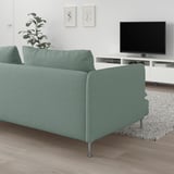 SÖDERHAMN sofa berde argia, telebista zuriko kontsola eta landarea dituen egongela modernoa. Diseinu garbia eta minimalista.