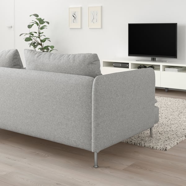 SÖDERHAMN sofa grisa hanka arinekin, baxu eta sakon esertzen da. Lerro moderno eta garbiak. Telebista eta landarea baino txikiagoa.