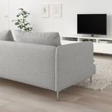 SÖDERHAMN sofa grisa hanka arinekin, baxu eta sakon esertzen da. Lerro moderno eta garbiak. Telebista eta landarea baino txikiagoa.