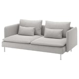 Sofa gris modernoa, lerro garbiak eta hanka altuak dituena, eserleku sakonak eta erosotasun handiagorako kuxin ateragarriak dituena.
