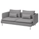 Sofa modernoa, diseinu baxu eta leunekoa, kuxin solteak, hanka altuak, tonerud bihurtua.