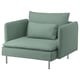 Sofa eskineroa, SÖDERHAMN, berde kolorekoa, felpazko kuxinekin eta hanka kromada distiratsuekin.