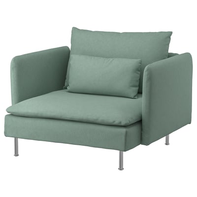 Sofa eskineroa, SÖDERHAMN, berde kolorekoa, felpazko kuxinekin eta hanka kromada distiratsuekin.
