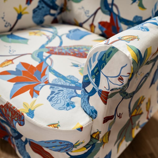 Sofa dardarti eta koloretsua, kalitatezko materialekin egindako lore-estalki oparo batekin