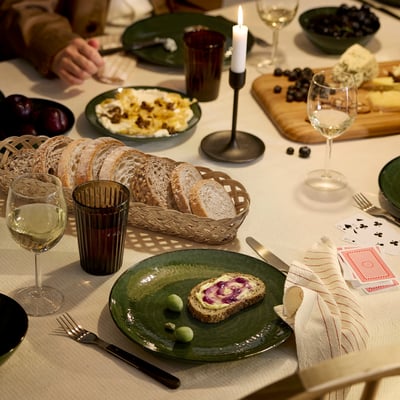 Afari mahaia plater berdeekin, ogi saskiarekin, edalontziekin, txartelekin, kandela, mahatsekin, dekorazio rustikoarekin.