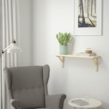 Txoko atsegina, oilar-hanka, mahai laguntzailea, horma-landareak eta-liburuak, baso-estalkia eta zintzilikari-lanpara zintzilik.