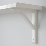 Egur zuri erresistentezko apal bat, metalezko euskarri bat duen horma batean modu seguruan muntatuta dagoena. Apalak ertz leunak eta biselatuak ditu, hainbat ingurunetarako egokia.