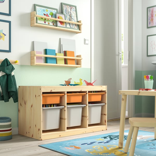 TROFAST egur argiko biltegia duten haurrentzako gela; Apalak, edukiontziak eta jostailuak eta arte-materialak antolatzeko kutxak ditu.