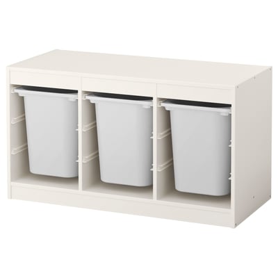 IKEA TROFAST zuria biltegiratzeko altzari bat, plastikozko hiru kubo erauzgarrirekin, umeen jostailuak antolatzeko egokia.