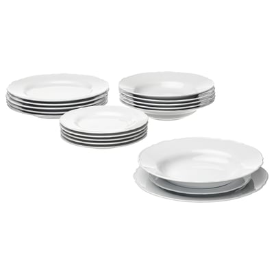 PORTZElana zuriko platerak, ertz uhinduak dituzten karratuak, kontu handiz pilatuta.