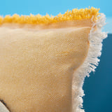 Ertz batean zehar ehun hori-zuria eta kremailera dituen VÄXELBRUK kojin zorroaren lehen planoa.