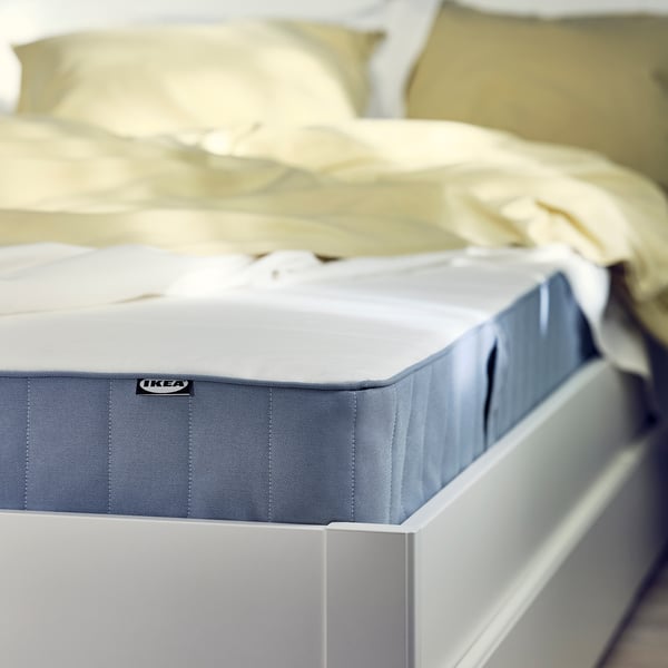 IKEA VESTMARKA koltxoia ohe zuri gainean, ertz urdin argia, diseinu erraza.