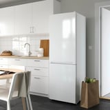 Sukaldaritza modernoa, VINDÅS zuri hozkailu handiarekin. Dotorea, luzea, ondo egokitzen da armairuekin.