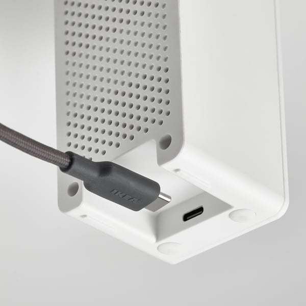 Airearen kalitateko sentsoreen, usb-c karga-portuaren eta egoera-adierazleen lehen planoa.