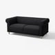 VISKAFORS izeneko sofa beltz eta dotorea, beso leun eta tolestuak eta eserleku sakonak, oihal klasikoko tapizeria.