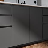 Sukaldeko altzari modernoak, VOXTORP gris ilun mate fronteak, gainazal leunak eta tiratzaile integratuak, lerro garbiak eta diseinu minimalistak dituztenak.