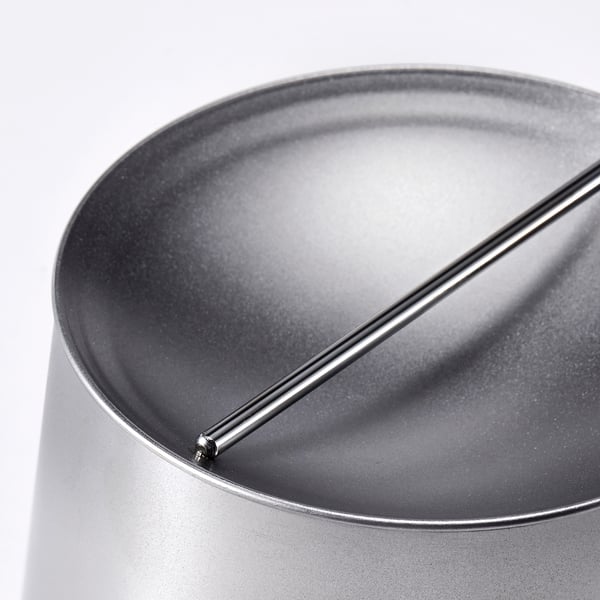 Recipiente de aceiro inoxidable con tapa segura, ideal para gardar comida ou decoración. Deseño moderno e duradeiro.